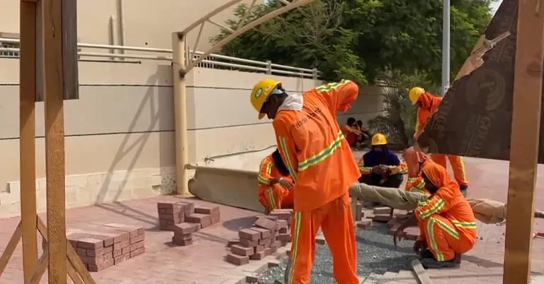 প্রবাসী কাজ করছেন কর্মীরা